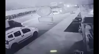 ARNAVUTKÖY'DE İKİ OTOMOBİLİN KAFA KAFAYA ÇARPIŞTIĞI KAZA GÜVENLİK KAMERASINDA: 2 YARALI