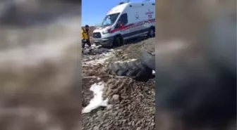 Hasta almaya giderken devrilen ambulanstaki acil tıp teknisyeni yaralandı