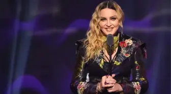 62 yaşındaki Madonna kabak çiçeği gibi açıldı! İç çamaşırlı pozlarının her biri ayrı bomba