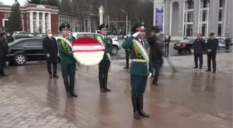 Dışişleri Bakanı Çavuşoğlu, Şah İsmail Somoni Anıtına çelenk koydu