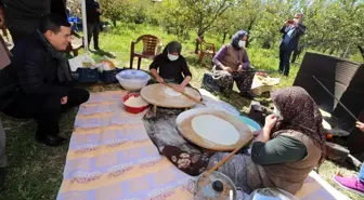 Hakan Tütüncü, sacın başına oturup gözleme pişirdi