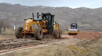 Korkuteli'nde 3 mahalle yolunda bakım onarım çalışması