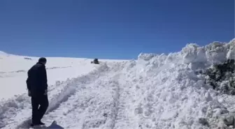 Çığ tehlikesine rağmen köy yollarını ulaşıma açtılar