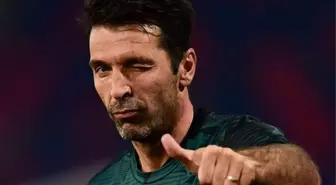 Juventus'un oynamaya devam eden efsane kaleci Buffon, Roma'ya Uğurcan Çakır için kefil oldu