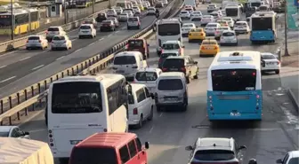 CEVİZLİBAĞ'DA YOĞUNLUK; TOPLU ULAŞIMDA SEFERLERİN AZLIĞINA İSYAN ETTİLER