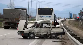 Amasya'da yolcu otobüsüyle çarpışan otomobil hurdaya döndü: 1 ölü