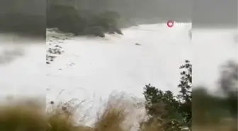 Fethiye'deki dolu, sahili beyaz örtü ile kapladı