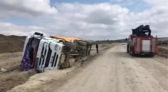 Gelibolu'da mıcır yüklü kamyon devrildi: 1 yaralı