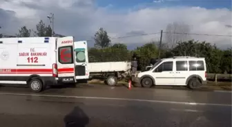 Hafif ticari araç ile kamyonet çarpıştı: 3 yaralı