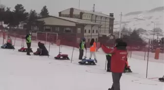 Erciyes'te 'Artık çekilmez oldun' sloganıyla eşler arası kızak yarışması yapıldı