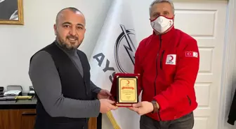 Kızılay hayırsever işadamına plaket takdim etti