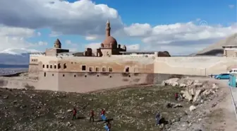 Türk Kızılay gönüllüleri, tarihi İshak Paşa Sarayı çevresini çöplerden arındırdı