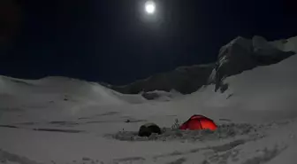 Bursalı dağcılardan Uludağ'da dolunay altında kamp