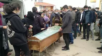 Elif, ölen ağabeyi için ağladı
