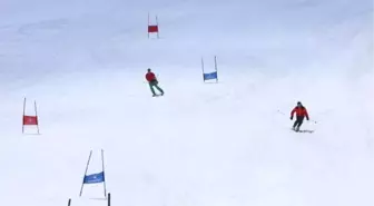 HAKKARİ'DE KAYAK YARIŞMASI