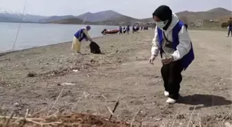 Son dakika haberi! Hazar Gölü, genç gönüllülerin ve dalgıçların çalışmasıyla atıklardan temizleniyor