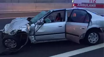 İzmir'de beton bariyere çarpan otomobildeki 1 kişi öldü, 1 kişi yaralandı