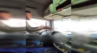 Tır süren şoför direksiyonu bıraktı, ayağa kalktı oyun oynadı