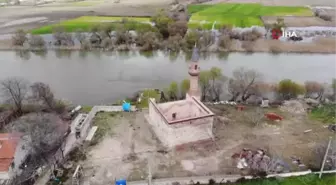 613 yıllık caminin minaresi böyle yıkıldı...Yeni caminin duvarı var çatısı yok