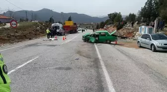 Seydikemer'de otomobil, tırla çarpıştı: 1 ölü