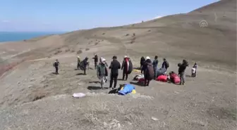 Yamaç paraşütü tutkunlarının yeni gözdesi Van Gölü koyları