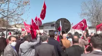 İYİ Partililerden, Çin'in Ankara Büyükelçiliği önünde siyah çelenkli protesto