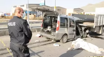 KAYSERİ'DE, DEMİR YÜKLÜ KAMYONETE ÇARPAN HAFİF TİCARİ ARAÇTAKİ 2 KİŞİ ÖLDÜ