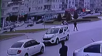 Motosiklet sürücüsünün ticari araca çarpıp savrulduğu kaza kameralara yansıdı