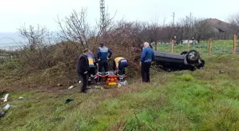 Sinop'ta otomobil tarlaya uçtu: 1'i ağır 2 yaralı