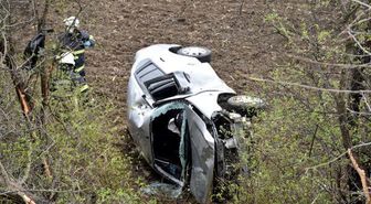 TARLAYA UÇAN OTOMOBİLDE SIKIŞAN YARALI SÜRÜCÜ İÇİN SEFERBER OLDULAR