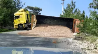 Tırın devrilen hafriyat dolu dorsesi yolu trafiğe kapadı