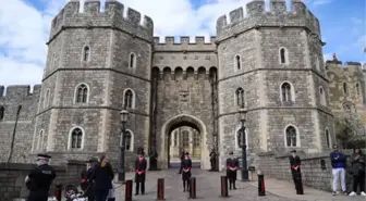 Son dakika! İngiltere Kraliçesi 2. Elizabeth'in eşi Prens Philip, hayatını kaybetti - Windsor Kalesi önünde anma (1)