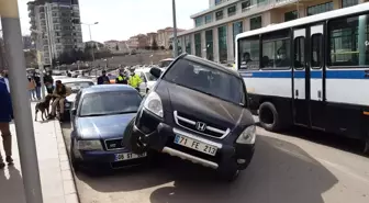 Kırıkkale'de ilginç kaza, cip park halindeki otomobilin üzerine çıktı