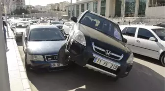 Kontrolden çıkan cip, park halindeki otomobilin üzerine çıktı