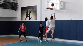 Pandemiye rağmen basketboldan vazgeçmediler