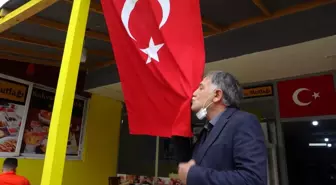 Şehit babası Türk bayağını öpüp güvenlik güçlerine dua etti