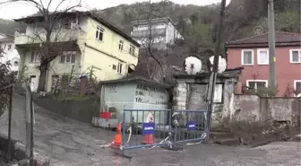 ZONGULDAK - Meydana gelen heyelanda bir evin yatak odası ve mutfak duvarı yıkıldı