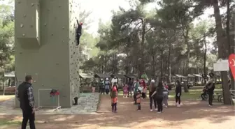 GAZİANTEP - Salgın nedeniyle evden çıkamayan anne ve çocukları belediyenin tahsis ettiği kampta eğleniyor