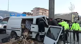 metal yönlendirme direğine çarpan panelvanın sürücüsü ağır yaralandı