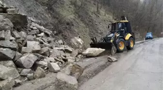 BARTIN'DA HEYELAN; KAYALAR YOLA DÜŞTÜ