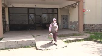 Doğumunu yaptırdığı kuzuyu pazar çantası ile hastaneye getirdi