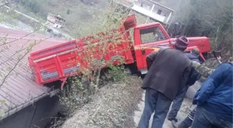 Freni boşalan kamyonet çatı ile yol arasında asılı kaldı