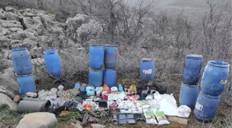 Hakkari'de, mağarada PKK'nın giyim ve yaşam malzemesi ele geçirildi