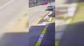 BALIKESİR - Otomobilin su kanalına devrilme anı güvenlik kamerasında