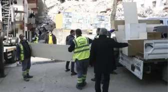 Ankara'da evsiz kalan aileler gözyaşları içinde taşınmaya başladı