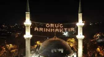 İstanbul'da camiler Ramazan ayının başlangıcı ile birlikte mahyalarla süslendi