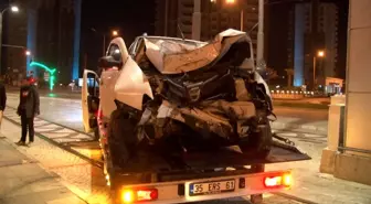 İzmir'de otomobil üst geçidin ayağına çarptı: 1 yaralı