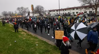 ABD'de siyahi gencin ölümünün ardından tansiyon düşmüyorPolis ile protestocular arasında çatışmalar devam etti: 60'tan fazla gözaltı