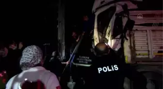 Son dakika! AFYONKARAHİSAR - 5 aracın karıştığı zincirleme trafik kazasında 3 kişi yaralandı