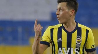İngiliz basınından Mesut yorumu: 'Arsenal'dan gitti ama dürüst olalım Fenerbahçe kabus oldu'